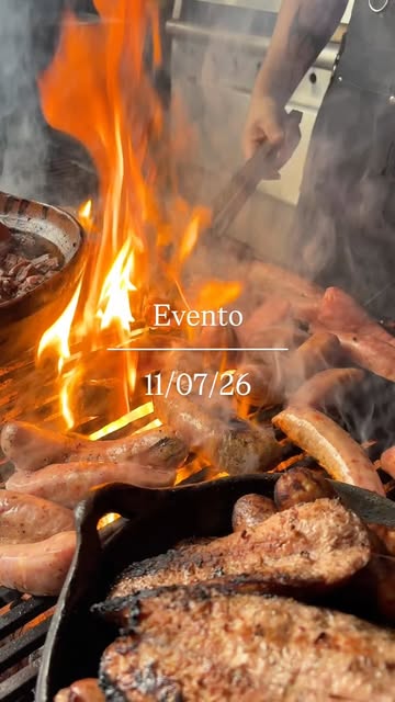 Parrilla encendida con cortes y chorizos durante un evento de La Paloma Choncha
