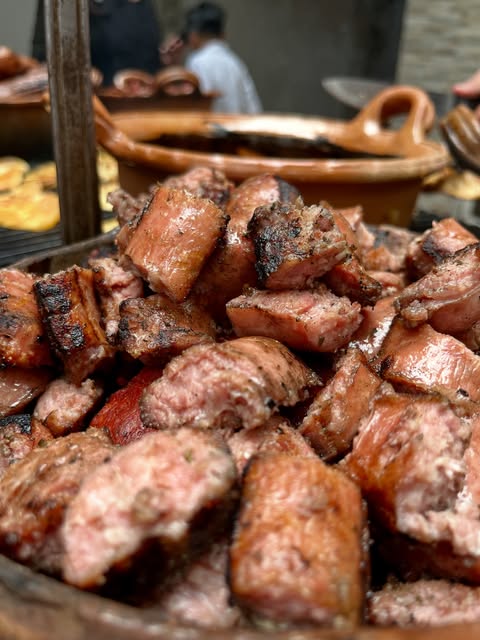Carne asada en trozos servida en cazuela de barro