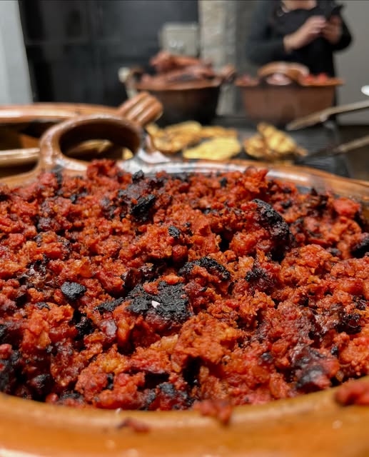 Chorizo rojo cociéndose en cazuela de barro