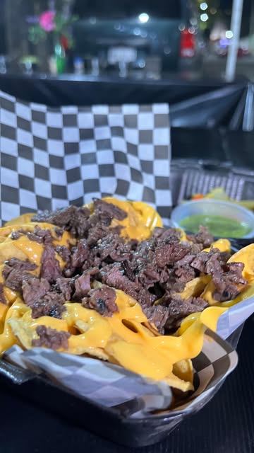 Orden con queso fundido y arrachera servida para llevar