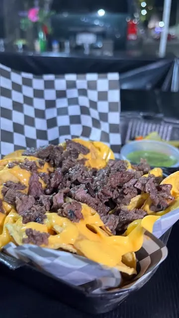 Orden con queso fundido y arrachera servida para llevar