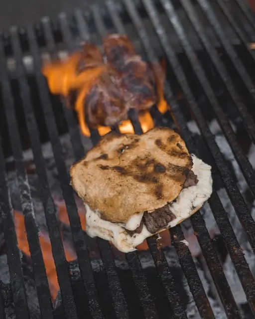 Queso fundido con arrachera sobre tortilla en la parrilla