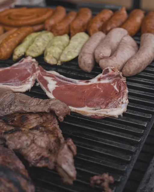 Chuletas, chorizos, chistorras y nopales acomodados en la parrilla